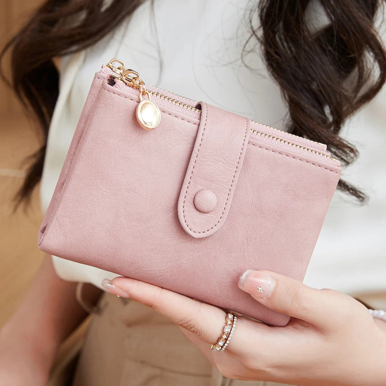 Minimalistyczny rozkładany portfel z odpinanym etui na karty