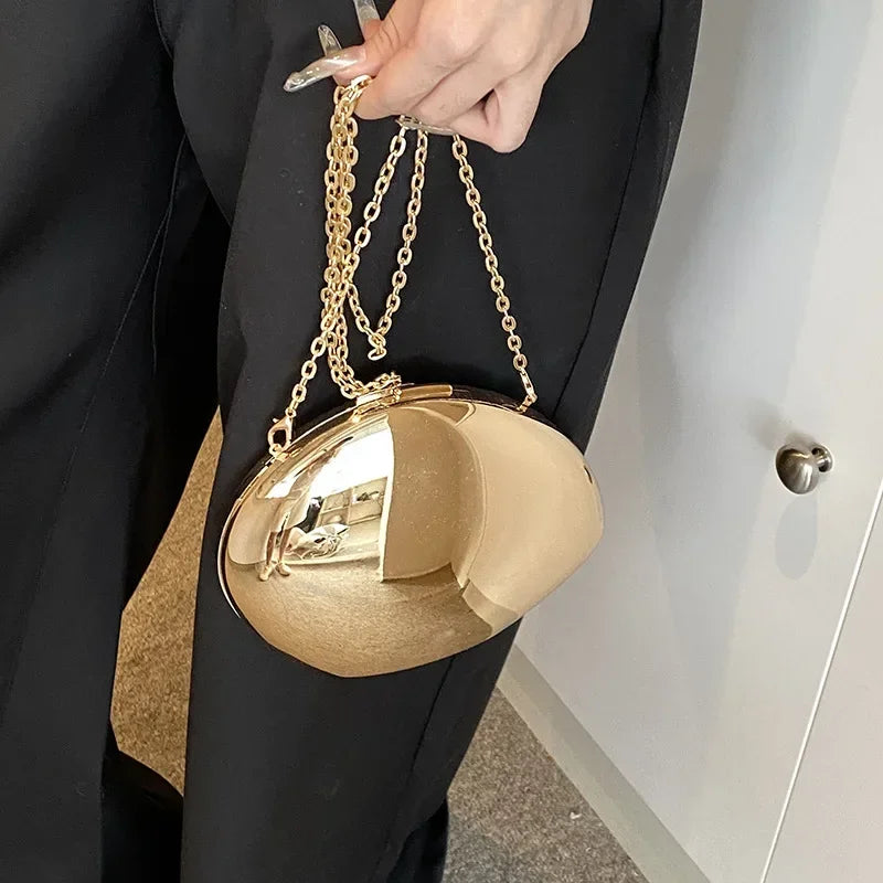 Elegancka kopertówka w kształcie muszli