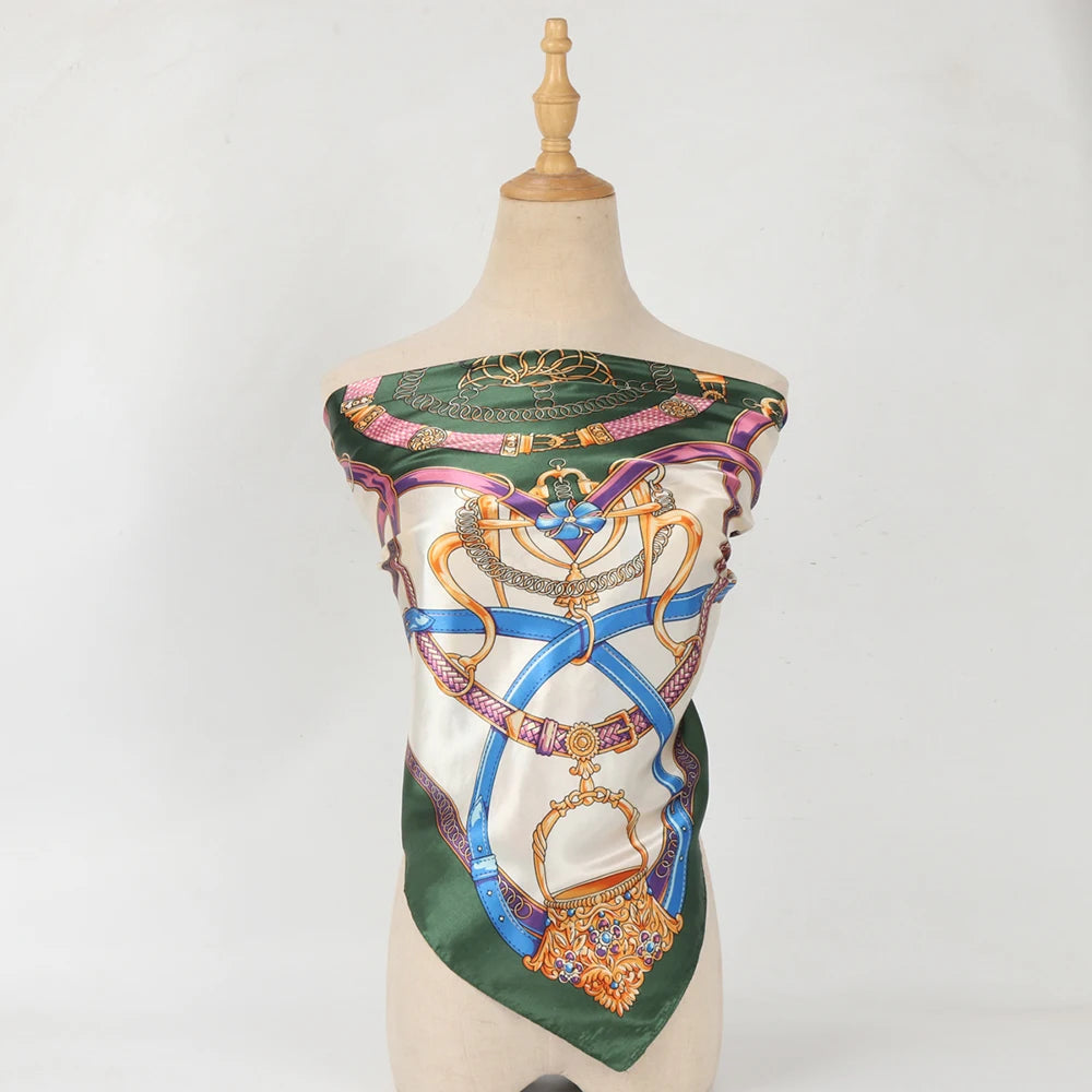 Satynowa chusta wzór biżuteryjny