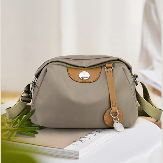Nylonowa torebka crossbody z przywieszką