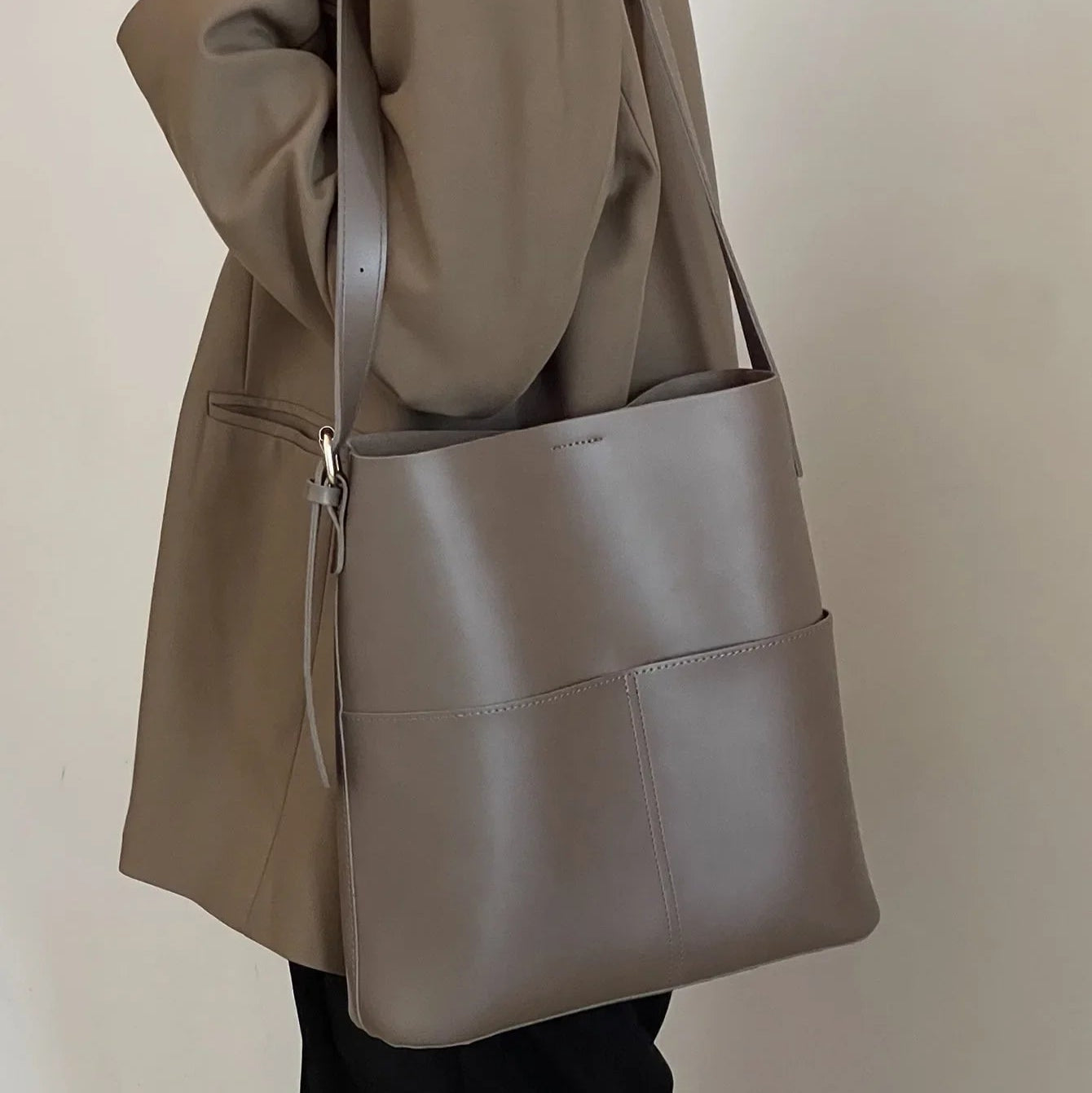 Torebka na ramię z zewnętrznymi kieszonkami