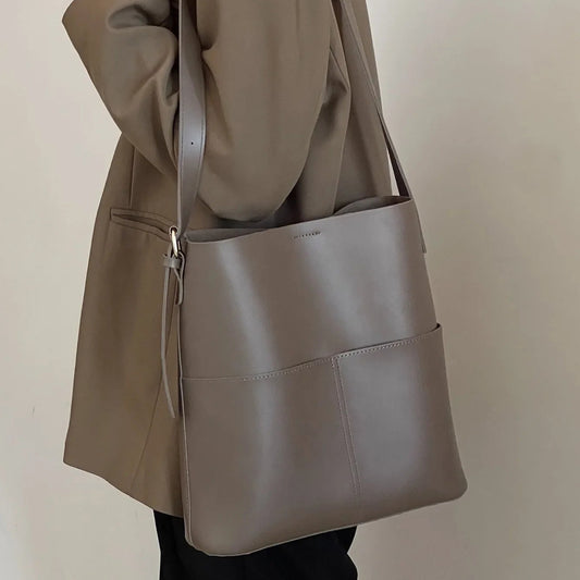 Torebka na ramię z zewnętrznymi kieszonkami