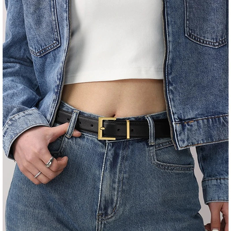 Elegancki skórzany pasek ze złotą kwadratową klamerką