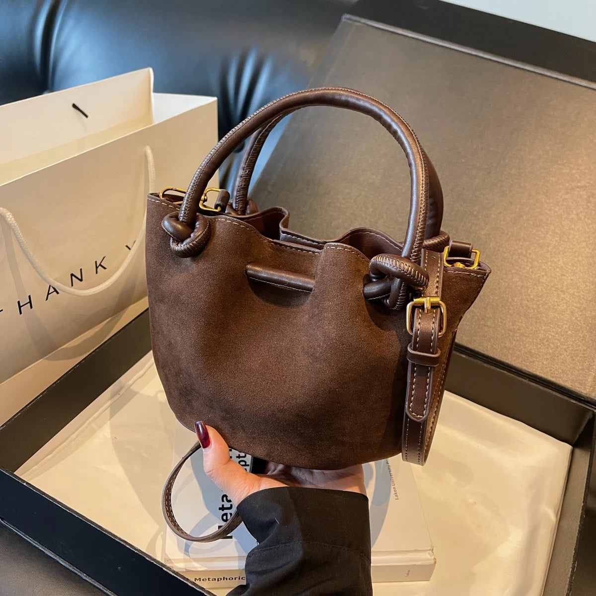 Torebka zamszowa marszczona z rączkami i paskiem