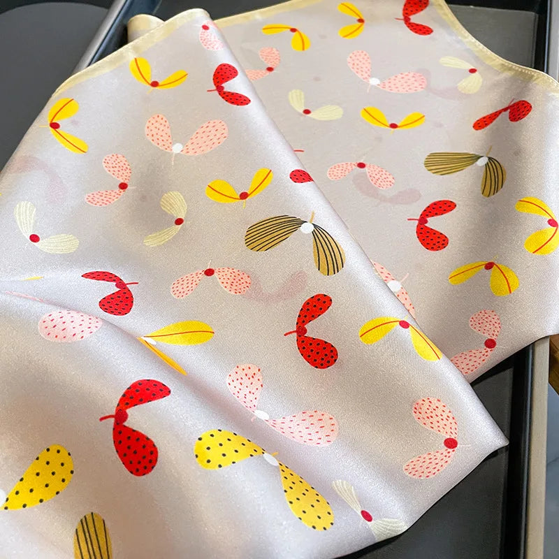 Jedwabna chusta w kolorowe listki