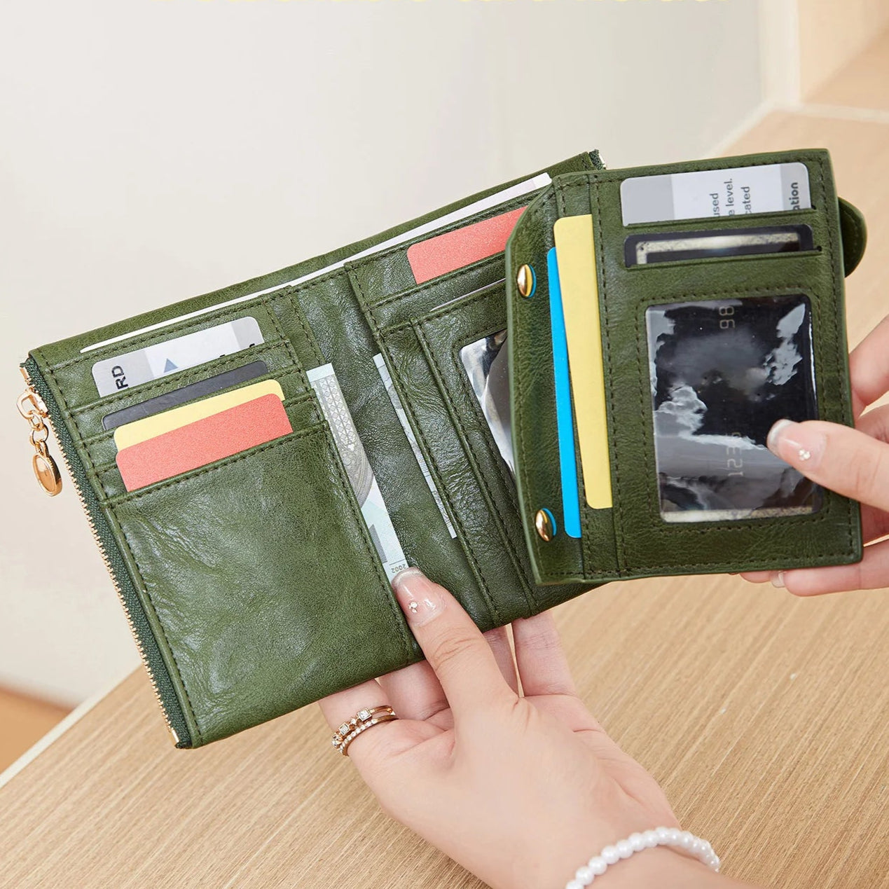 Minimalistyczny rozkładany portfel z odpinanym etui na karty