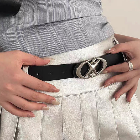 Pasek z dużą ozdobną klamrą gwiazdą w stylu Y2K