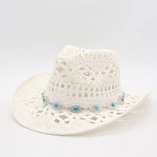 Ażurowy kapelusz z ozdobnym łańcuszkiem