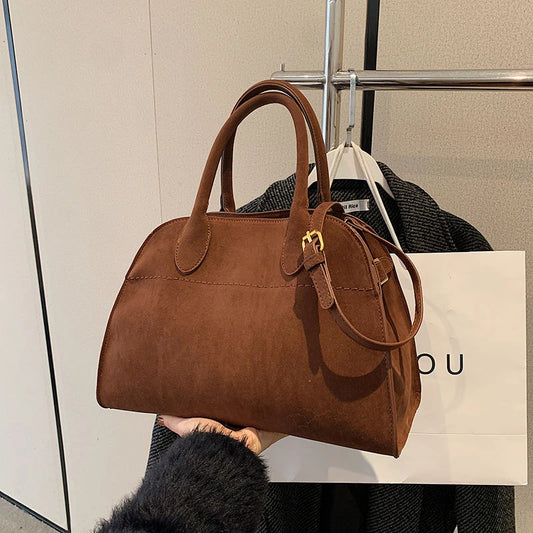 Mała zamszowa torebka shopper na pasku z rączkami