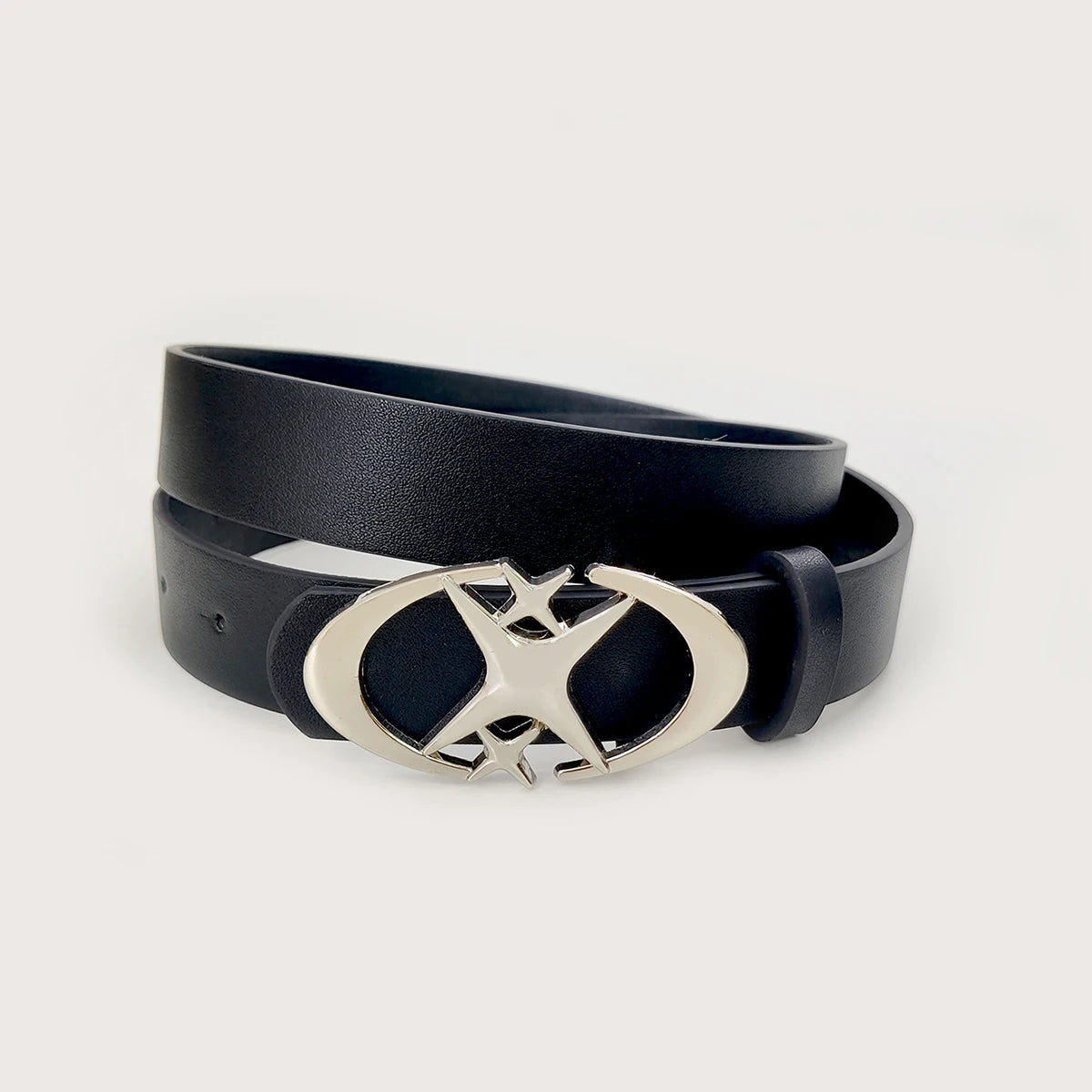 Pasek z dużą ozdobną klamrą gwiazdą w stylu Y2K