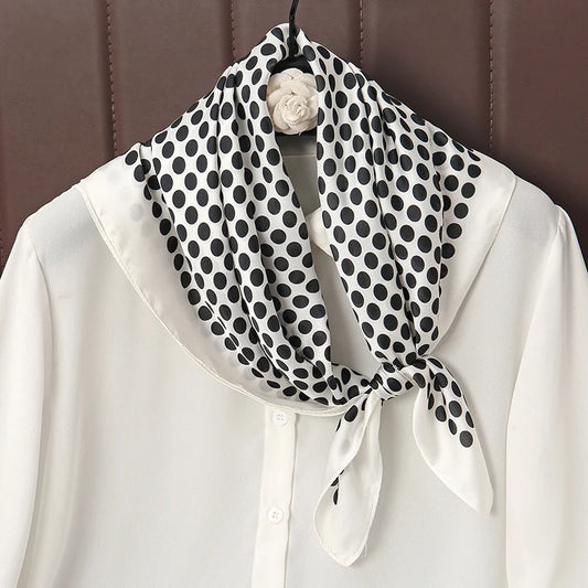 Satynowa chusta w kropki