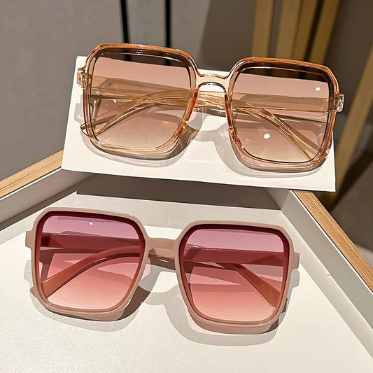 Duże kwadratowe okulary z kolorowymi szkłami