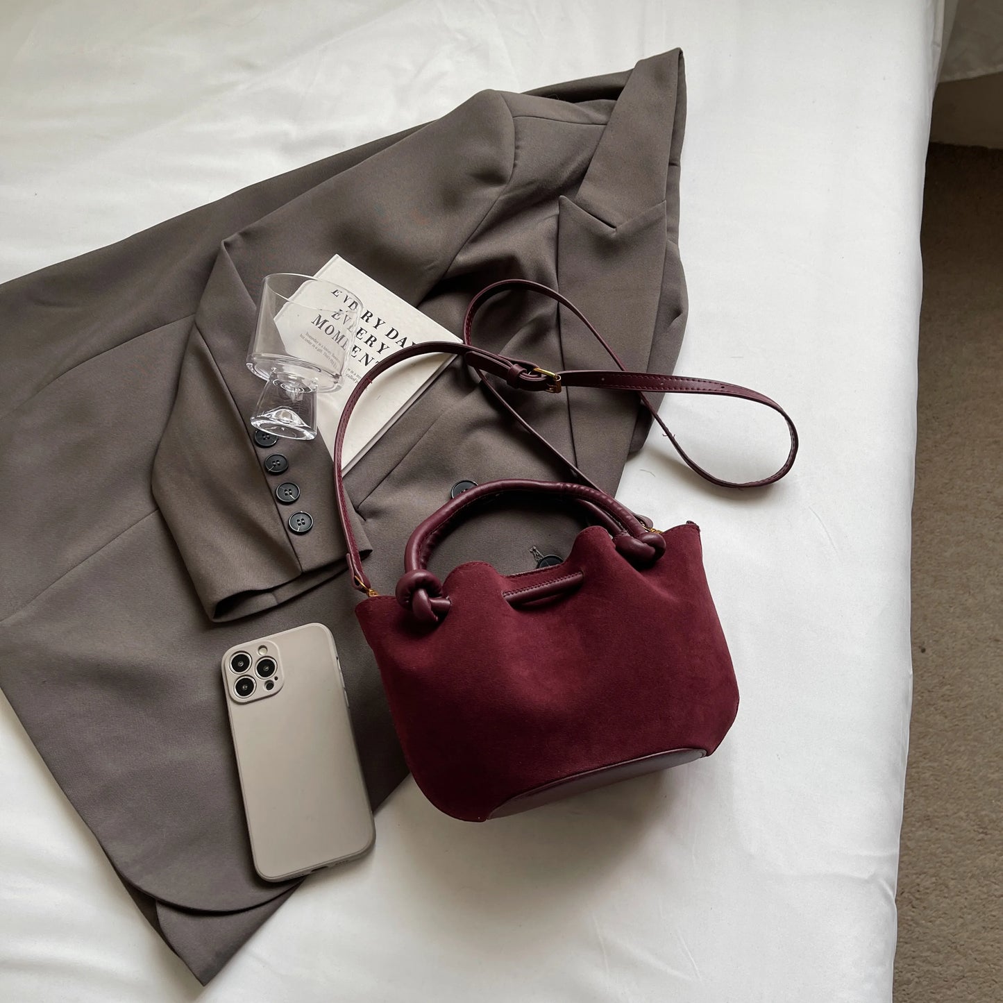 Torebka zamszowa marszczona z rączkami i paskiem