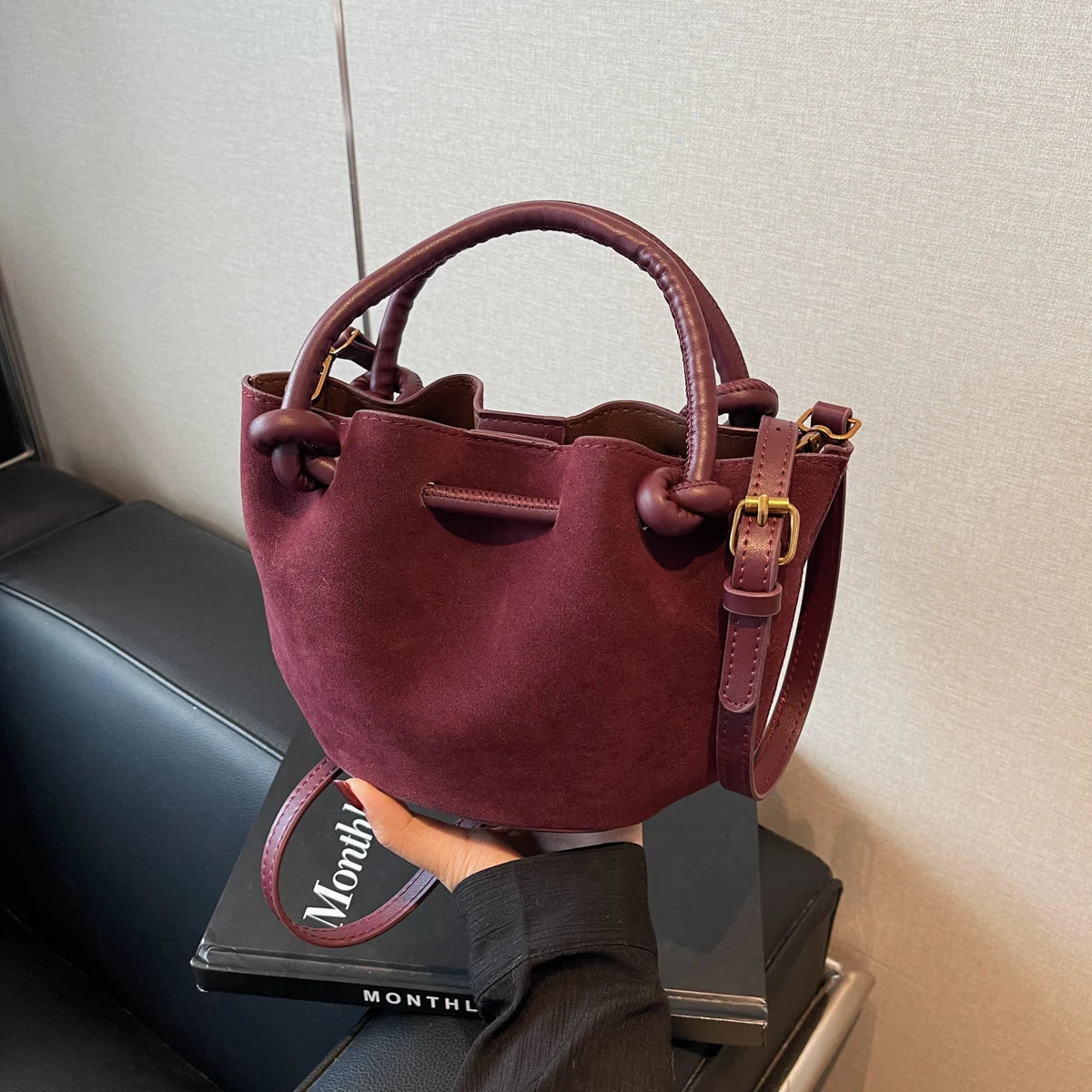 Torebka zamszowa marszczona z rączkami i paskiem