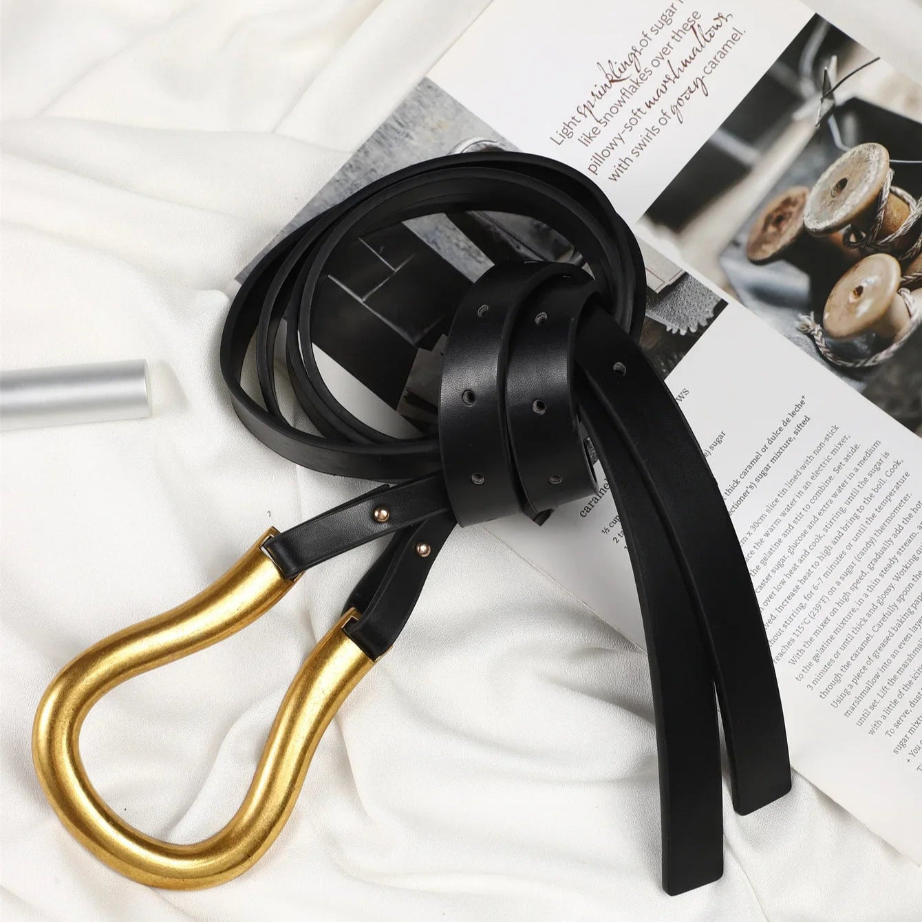 Ozdobny pasek z klamrą w kształcie podkowy