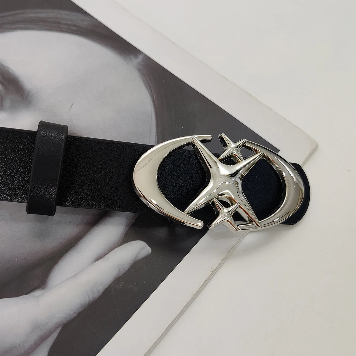 Pasek z dużą ozdobną klamrą gwiazdą w stylu Y2K