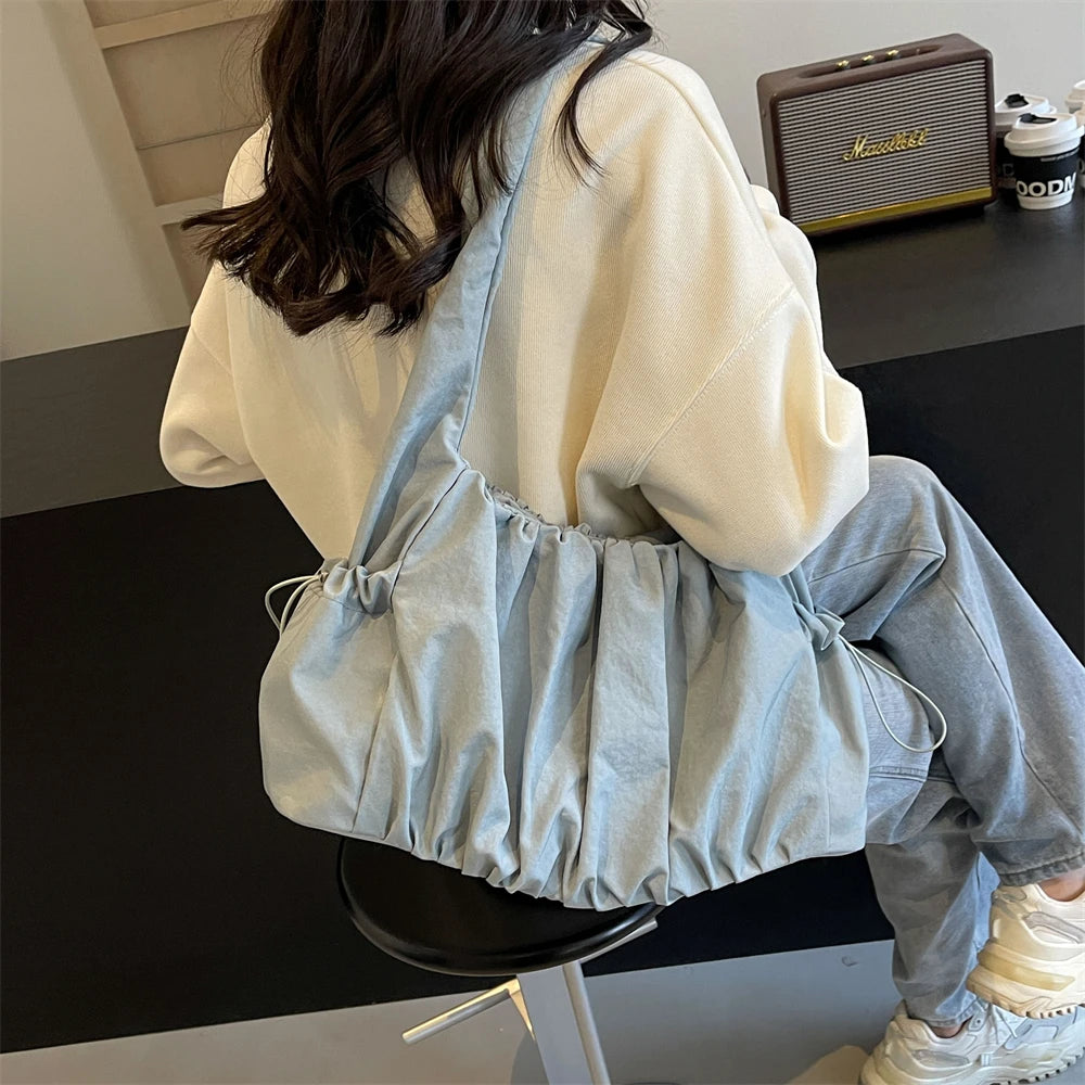 Nylonowa torebka na ramię z marszczeniem