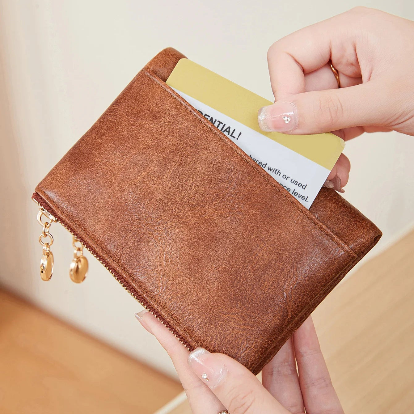 Minimalistyczny rozkładany portfel z odpinanym etui na karty