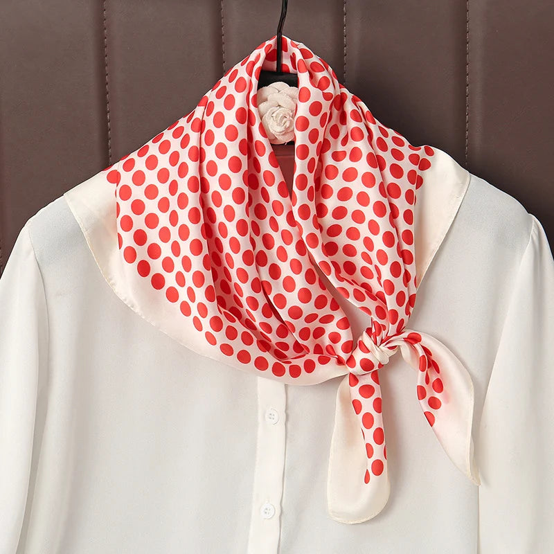 Satynowa chusta w kropki