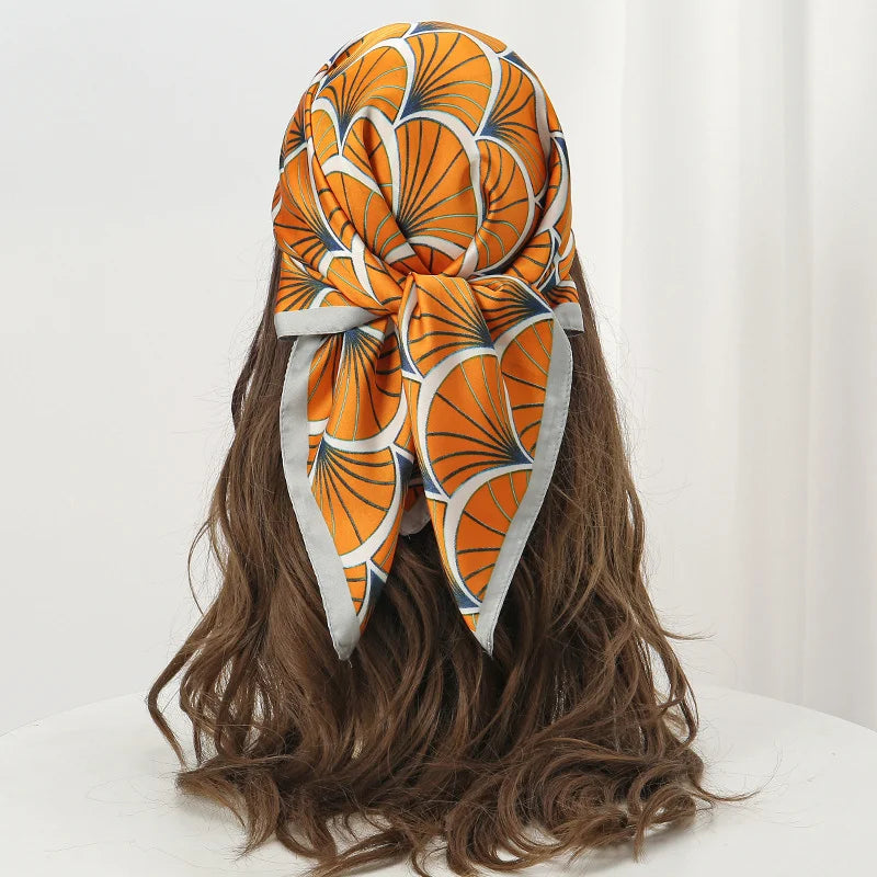 Wzorzysta satynowa chusta