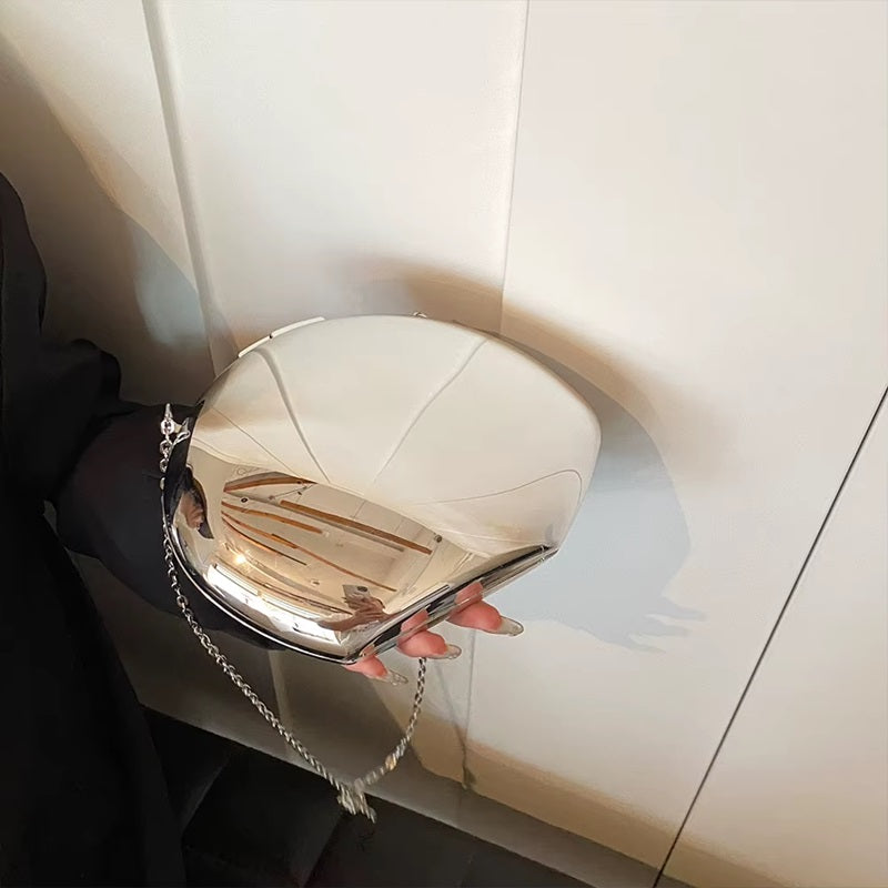 Elegancka kopertówka w kształcie muszli