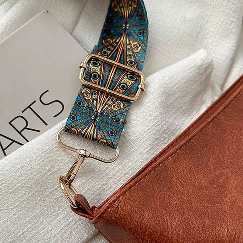 Torba na ramię ze zdobionym paskiem