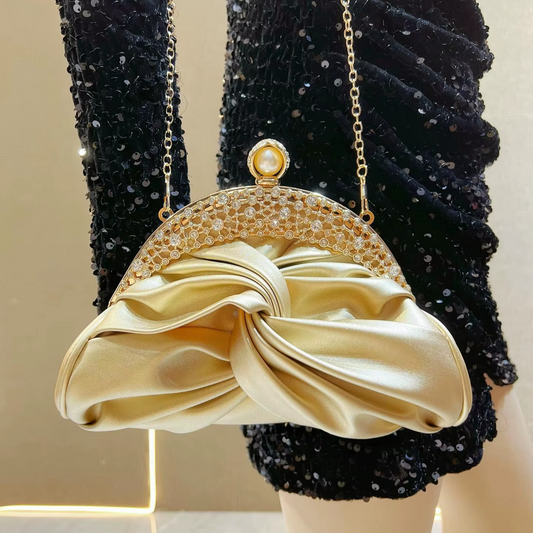 Mała wieczorowa torebka z ozdobnym zapięciem