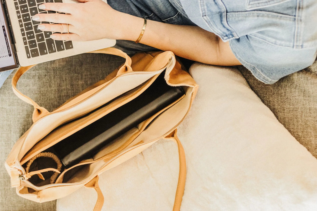 Jaka torebka na uczelnię sprawdzi się z laptopem i dokumentami A4? Porównaj shopperkę, torbę na ramię i crossbody oraz skorzystaj z checklisty.