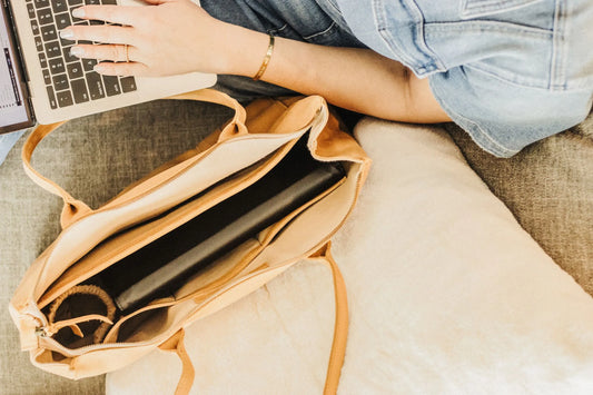 Jaka torebka na uczelnię sprawdzi się z laptopem i dokumentami A4? Porównaj shopperkę, torbę na ramię i crossbody oraz skorzystaj z checklisty.