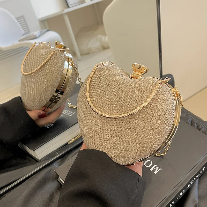 Błyszcząca kopertówka na łańcuszku w kształcie serca