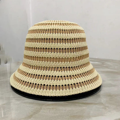 Ażurowy kapelusz typu bucket w paski