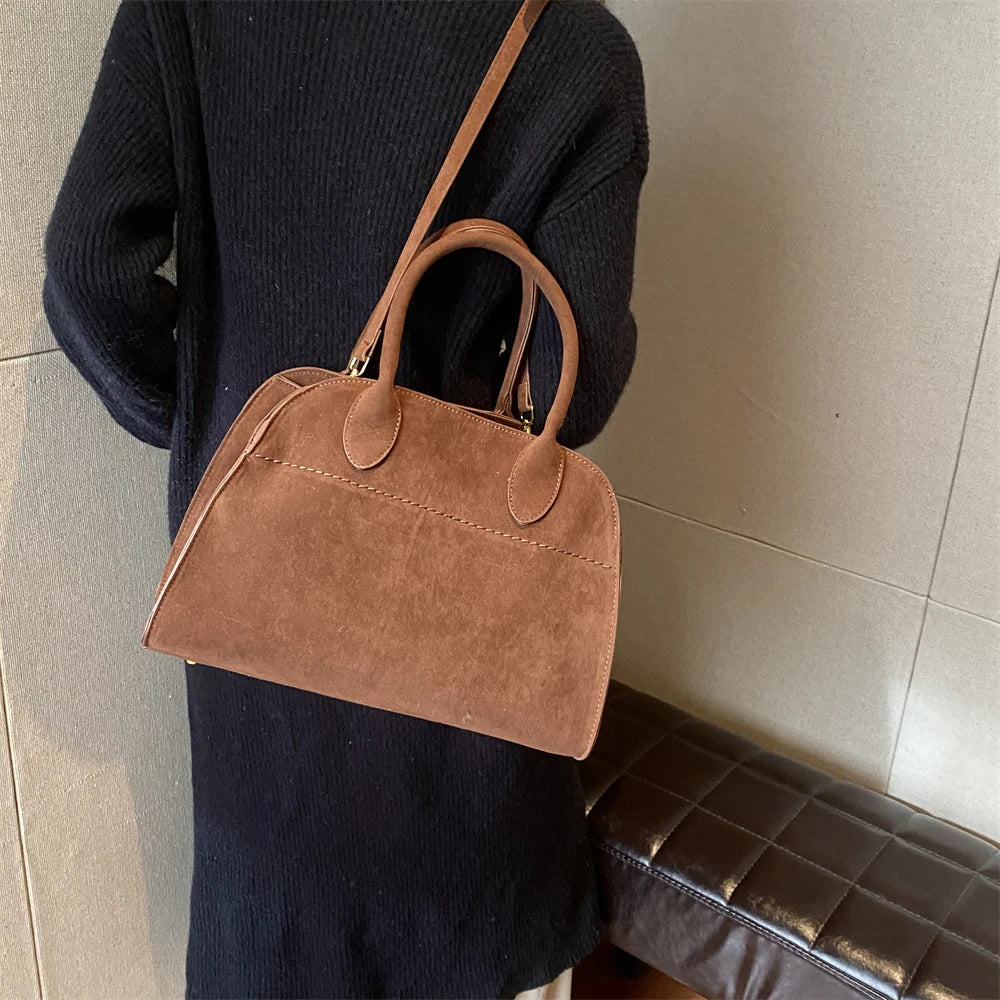 Mała zamszowa torebka shopper na pasku z rączkami