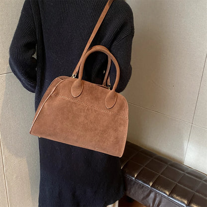 Mała zamszowa torebka shopper na pasku z rączkami