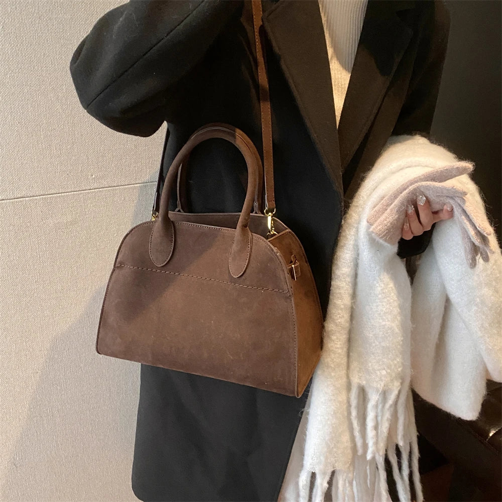 Mała zamszowa torebka shopper na pasku z rączkami