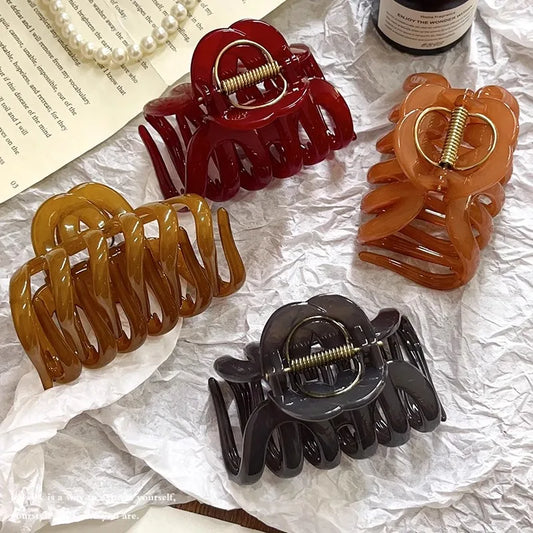 Duża klamra do włosów o oryginalnym kształcie