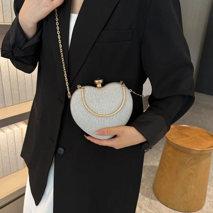 Błyszcząca kopertówka na łańcuszku w kształcie serca