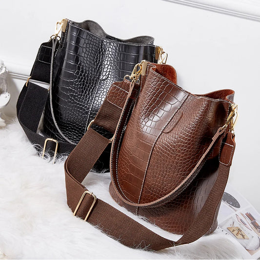 Torebka typu Crossbody na regulowanym materiałowym pasku