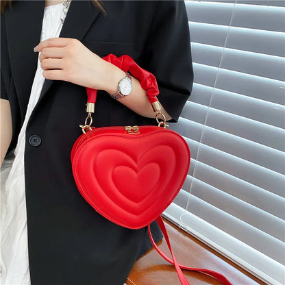 Pikowana torebka serce na pasku