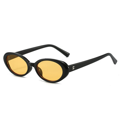Owalne okulary retro z kolorową soczewką