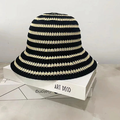 Ażurowy kapelusz typu bucket w paski