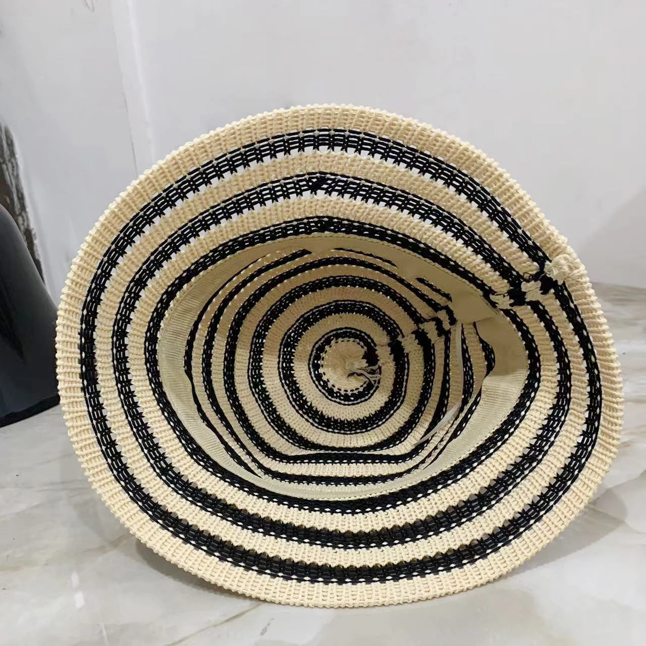 Ażurowy kapelusz typu bucket w paski