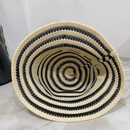 Ażurowy kapelusz typu bucket w paski