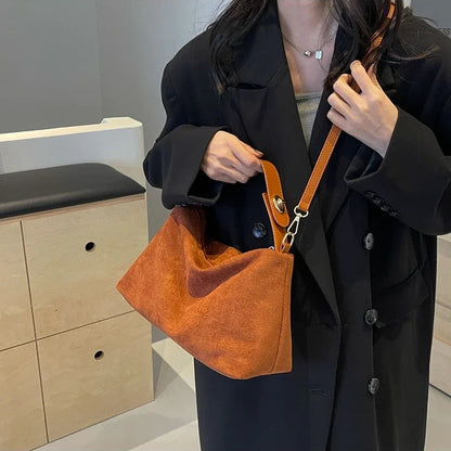 Zamszowa torebka crossbody