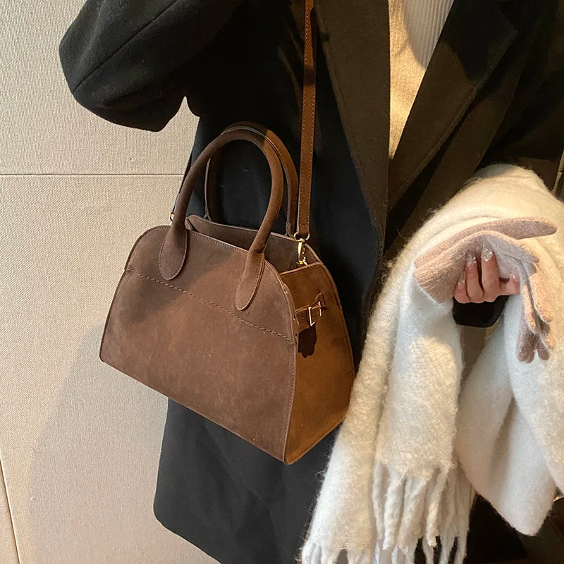 Mała zamszowa torebka shopper na pasku z rączkami