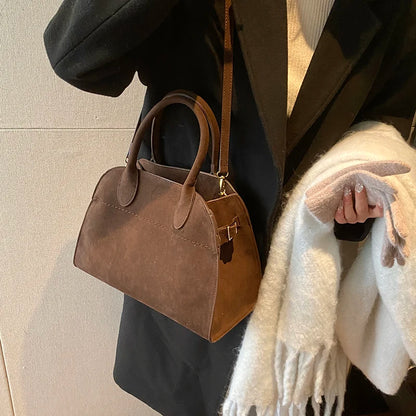 Mała zamszowa torebka shopper na pasku z rączkami