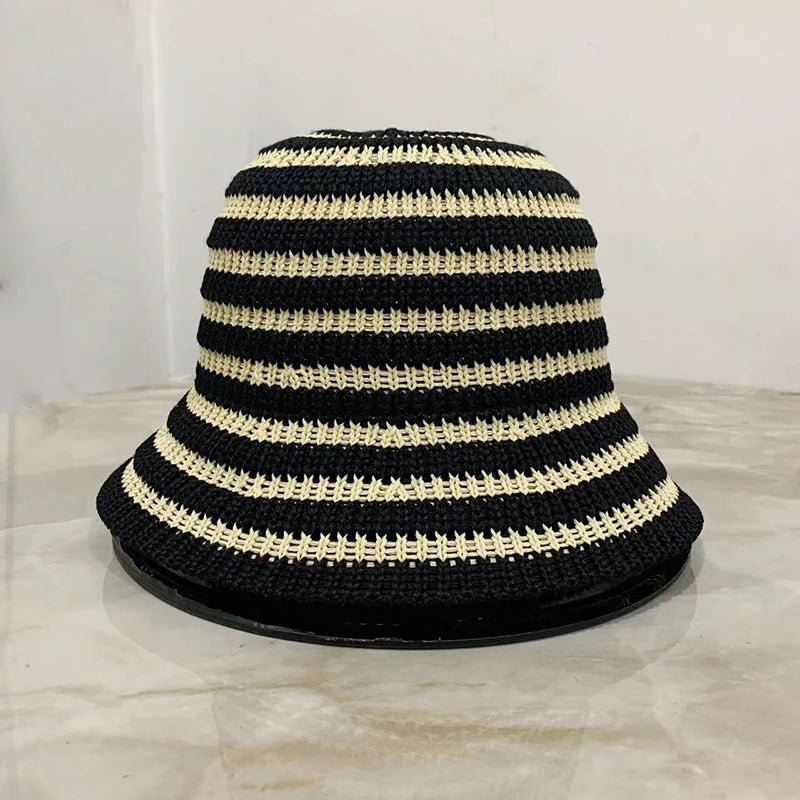 Ażurowy kapelusz typu bucket w paski