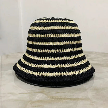 Ażurowy kapelusz typu bucket w paski