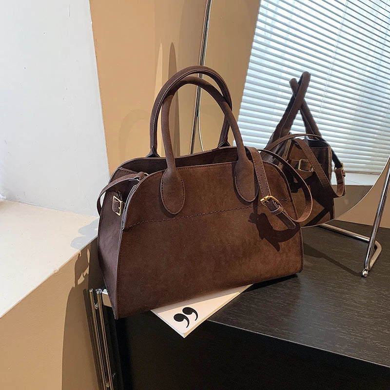 Mała zamszowa torebka shopper na pasku z rączkami