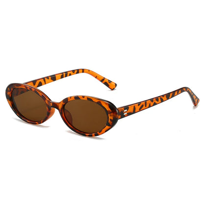 Owalne okulary retro z kolorową soczewką