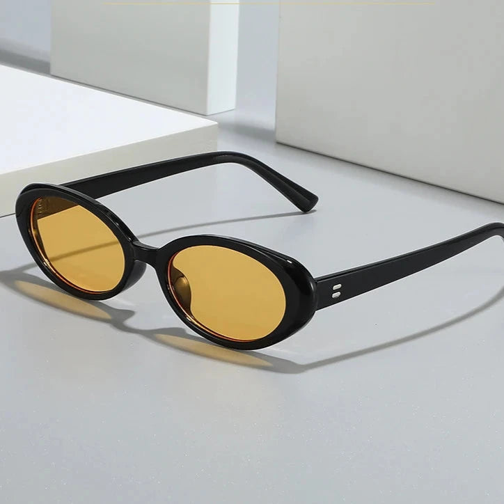 Owalne okulary retro z kolorową soczewką